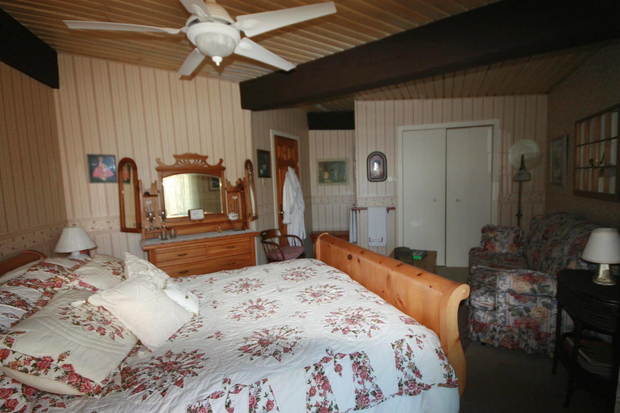 Stouffermill Bed & Breakfast Algonquin Highlands 외부 사진
